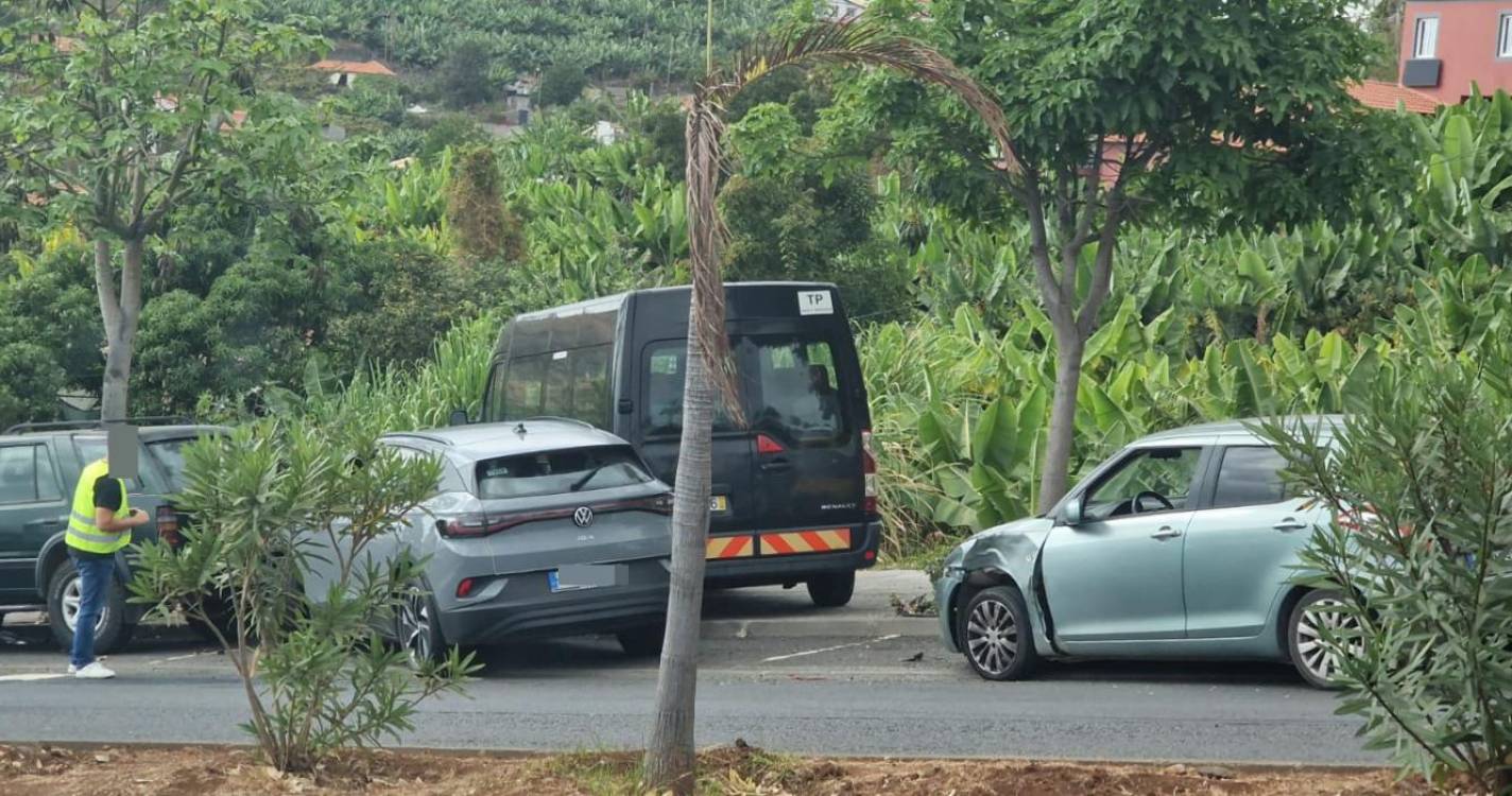 Viatura TVDE despista-se e bate em vários carros no Amparo