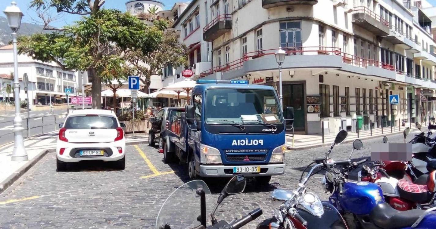 Carro estacionado em lugar de deficientes gera indignação e acaba rebocado (com fotos)