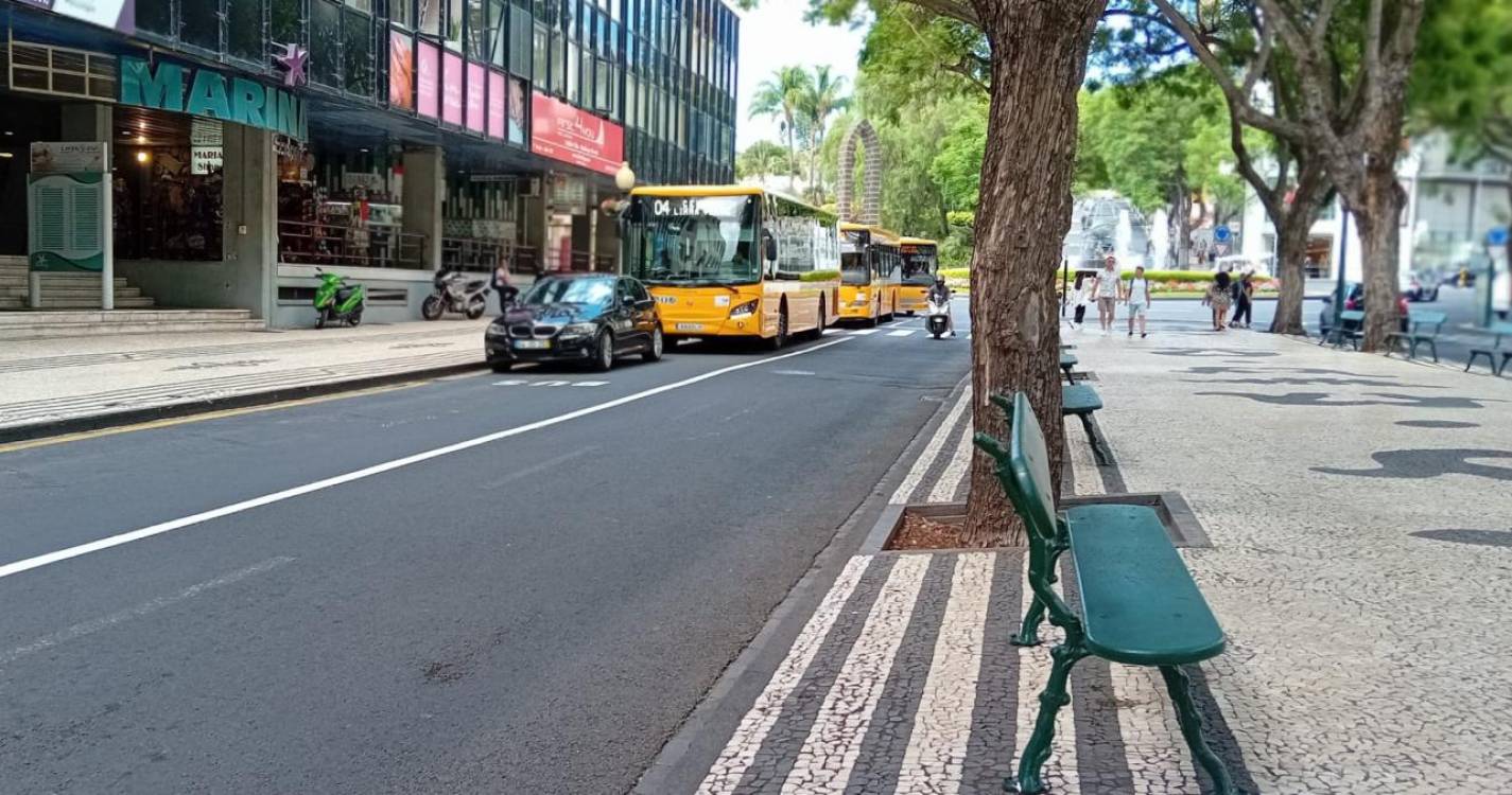 Carro parado em linha amarela na Avenida Arriaga volta a perturbar circulação de autocarros