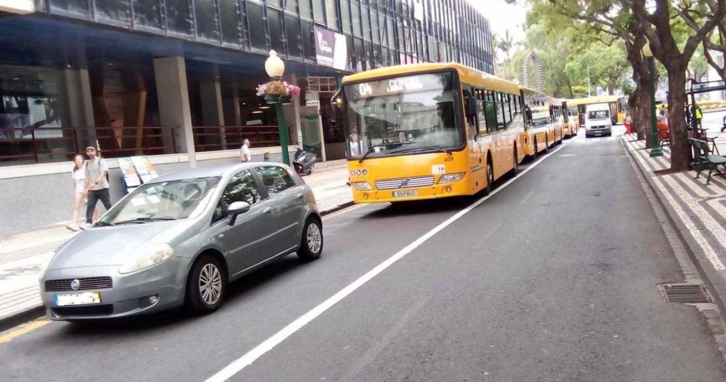 Veículo parado na Avenida Arriaga constrange circulação de autocarros