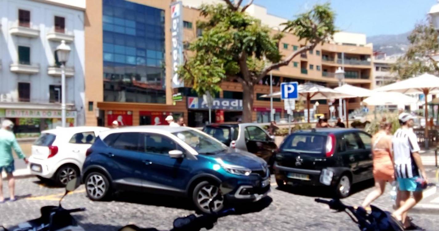 Carro estacionado em lugar de deficientes gera indignação e acaba rebocado (com fotos)