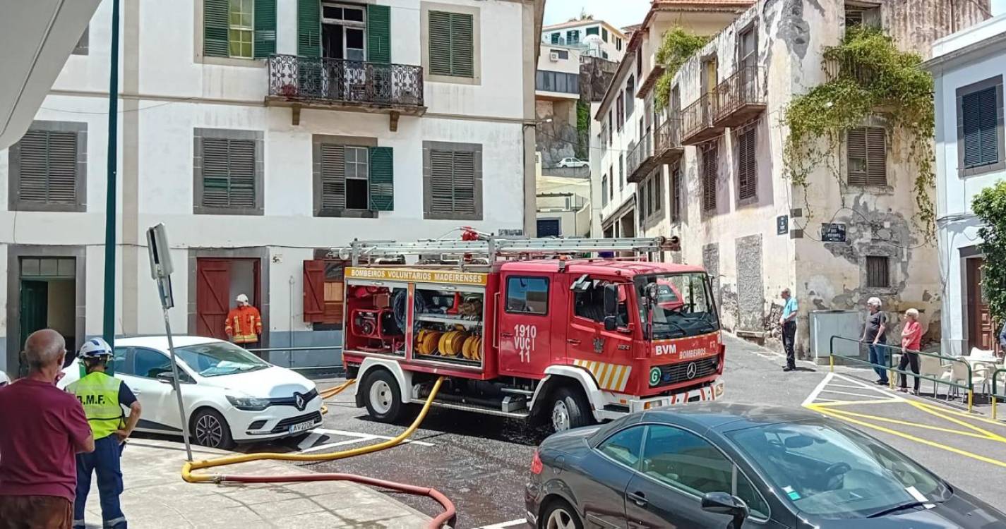 Mais de 20 pessoas desalojadas na sequência de incêndio na rua das Mercês