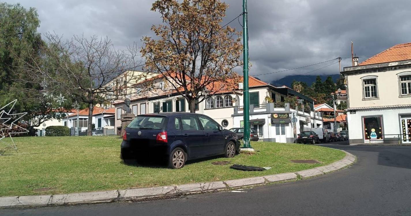 Viatura sobe rotunda no Funchal e embate em poste