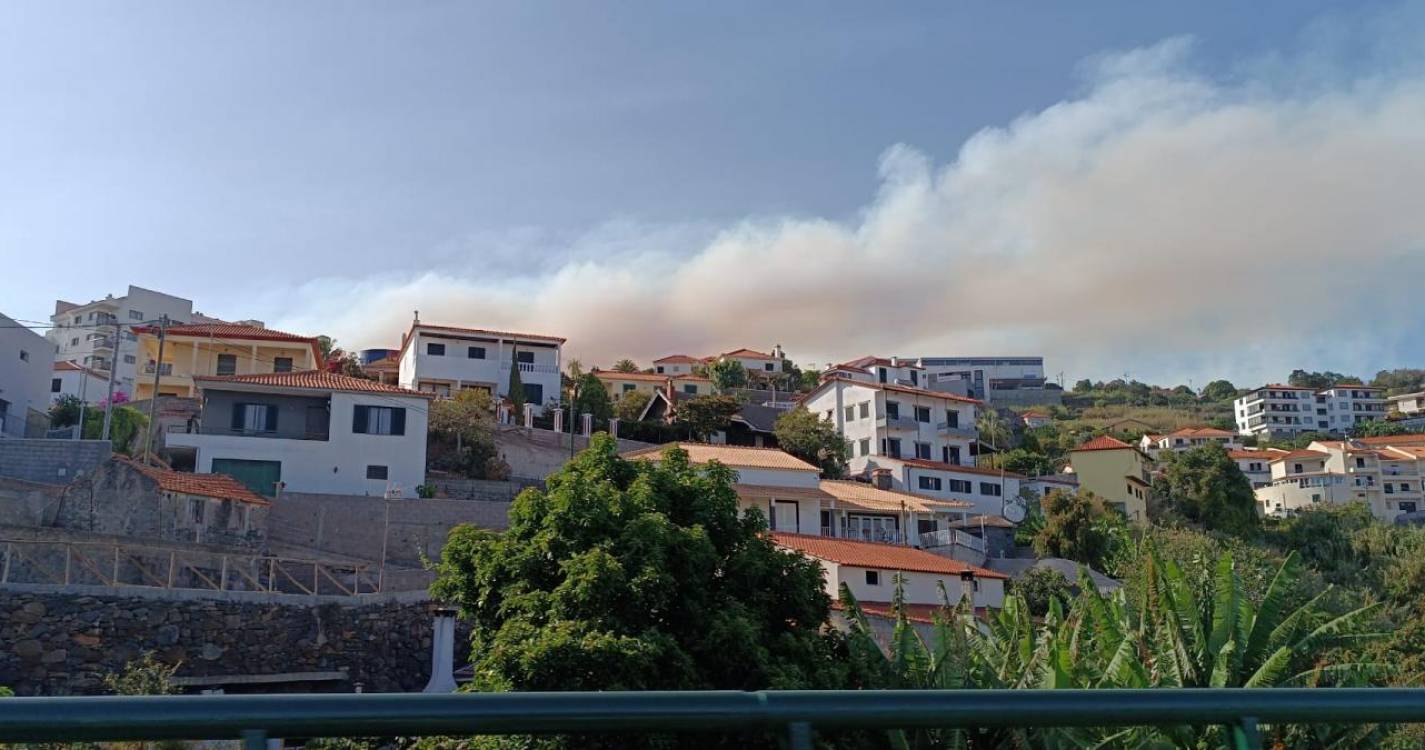 Incêndios: Coluna de fumo gera preocupação na zona este da Madeira (com fotos e vídeo)