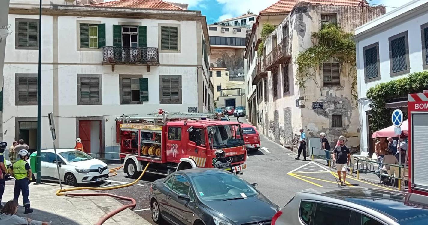 Mais de 20 pessoas desalojadas na sequência de incêndio na rua das Mercês