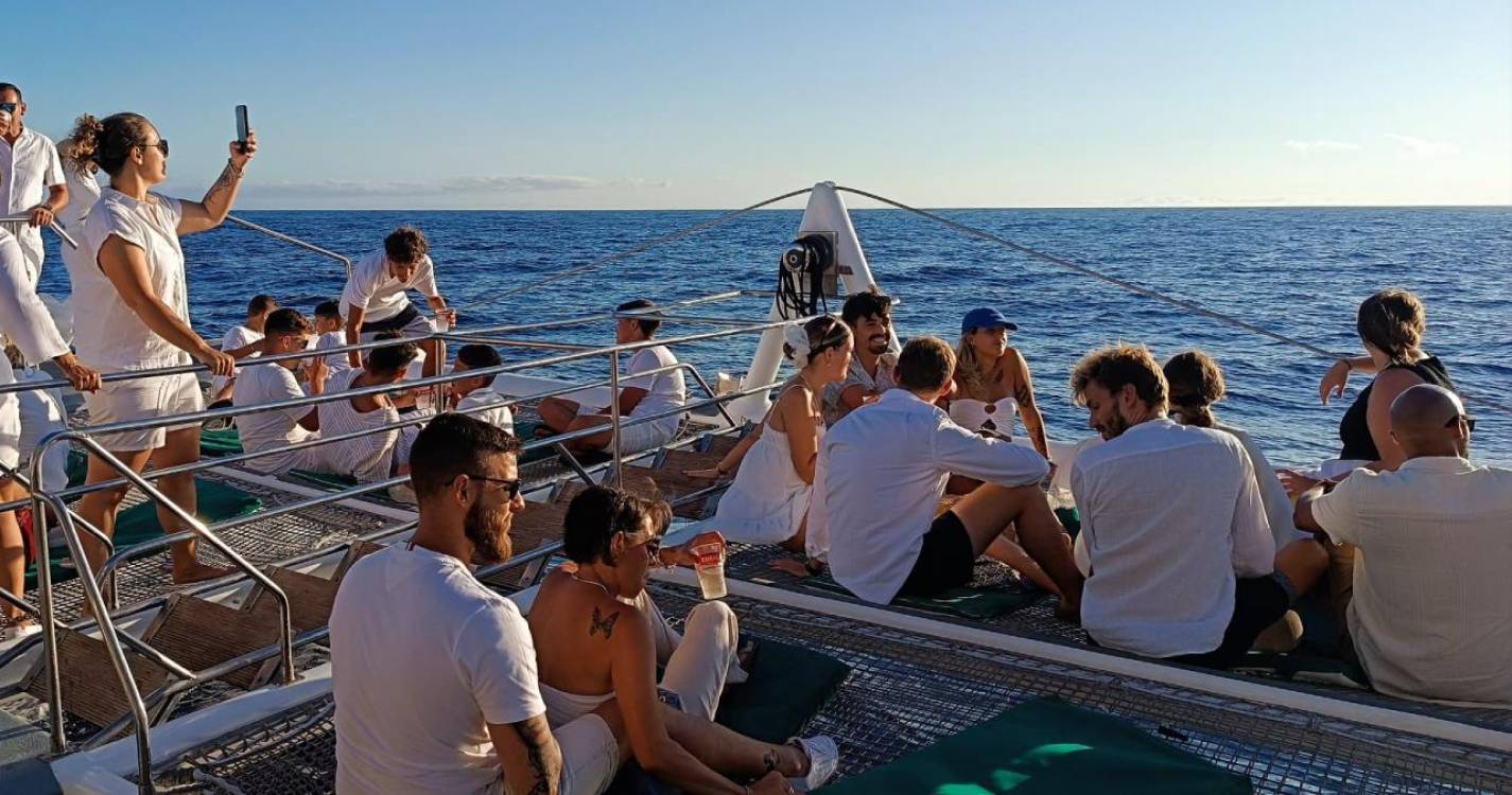 Viagem de catamaran anima este final de dia (com fotos)