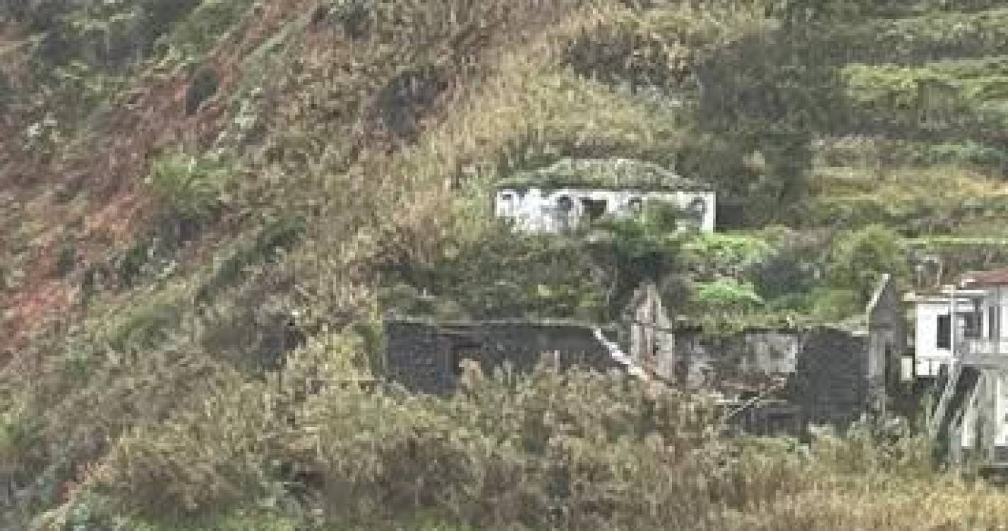 São Vicente: Telhado e parede de casa cedem à força da chuva