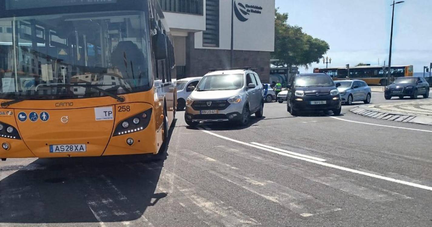 Acidente entre autocarro e viatura ligeira na Praça da Autonomia