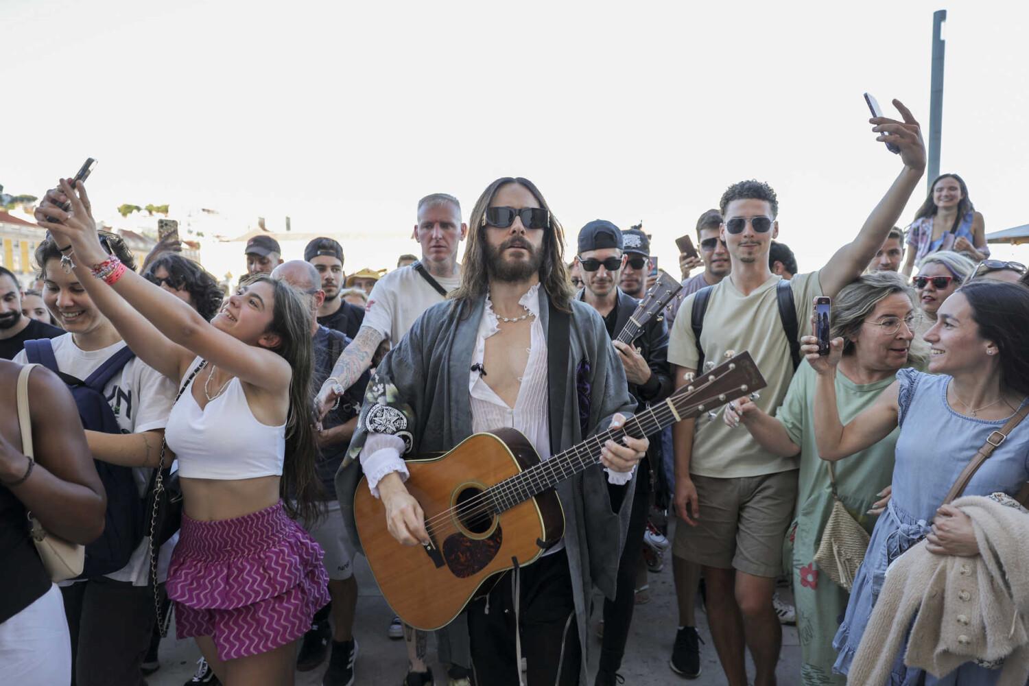 Jared Leto surpreende fãs com concerto inesperado nas ruas de Lisboa (com vídeos)