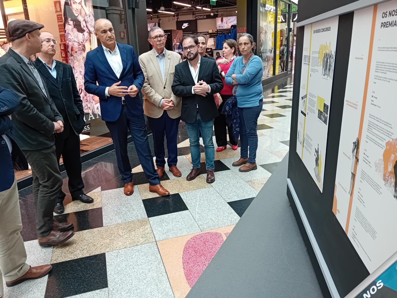 A exposição foi visitada pelo secretário regional de Educação, Ciência e Tecnologia, Jorge Carvalho.