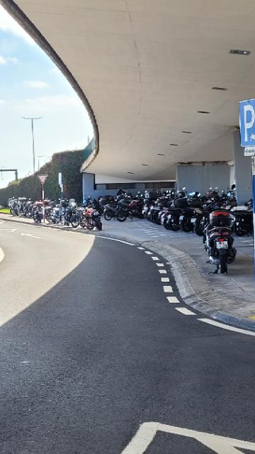 Estacionamento “caótico” de motociclos no Aeroporto da Madeira gera críticas