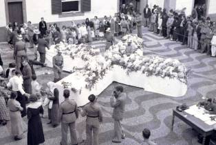 Uma foto divulgada pelo Museu de Fotografia da Madeira - Atelier Vicente’s mostra como era o pão-por-Deus, no Funchal, em 1937. Nesta imagem, captada no pátio do Palácio de São Lourenço, na freguesia da Sé, vê-se a distribuição do pão-por-Deus às crianças pobres.