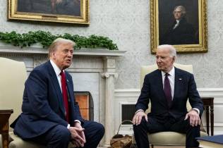 Biden apela à “dignidade” em mensagem de Natal e Trump faz provocações