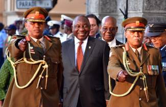 O presidente sul-africano, Cyril Ramaphosa, tomará posse para um segundo mandato de cinco anos na quarta-feira em Pretória, após ser reeleito pelo parlamento para liderar uma coligação de unidade nacional sem precedentes.