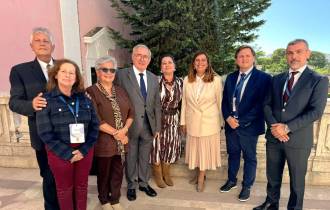 Da esquerda para a direita: Maria Neves Pereira, Leonel Moniz, Fátima Pontes, José Cesário (secretário de Estados da Comunidades Portuguesas), Sara Fernandes, Sara Madruga da Costa (Adjunta do Gabinete do Secretário de Eatado das Comunidades Portuguesas), Alberto Viveiros e Duarte Fernandes.