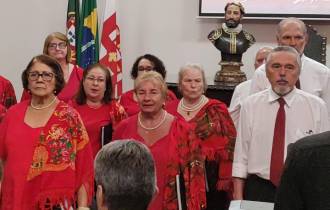 Atuação do grupo Coral do Centro Cultural Português de Santos, na Solenidade do Hospital Beneficência Portuguesa de Santos em comemoração aos 50 anos da Revolução dos Cravos.