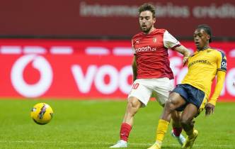 O jogador do Sporting de Braga, André Horta (E), disputa a bola com o jogador do Estoril Praia, Costa, durante o jogo da 13ª jornada da I Liga de futebol, realizado no estádio Municipal de Braga, 6 de dezembro de 2024.