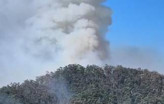 Coluna de fumo do incêndio da Ribeira Brava impressiona (com vídeo)