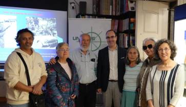 O historiador da diáspora Daniel Bastos (ao centro), no decurso da conferência de homenagem a Gérald Bloncourt (1926-2018) no Porto