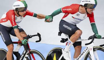 Os atletas Iúri Leitão e Rui Oliveira, durante a final da prova de ciclismo de pista (madison), a contar para os Jogos Olímpicos de Paris.