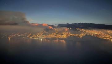 Veja as imagens aéreas dos incêndios na Madeira captadas desde avião da Azores Airlines