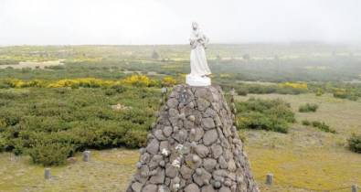 Monumento da Nossa Senhora da Serra, é muito acarinhado, nomeadamente pela população da proximidade.