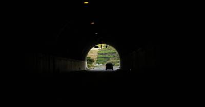 Acidente no túnel do Campanário leva mulher para o hospital.