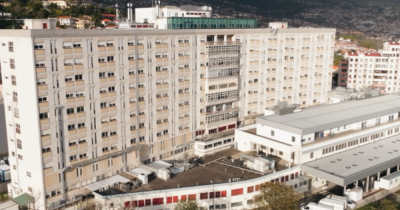 Duas corporações de bombeiros combatem incêndio junto ao Hospital Dr. Nélio Mendonça