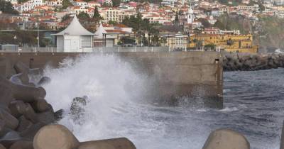 Aviso duplo para agitação marítima e ventos fortes até às 18 horas de amanhã