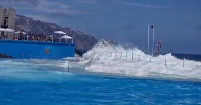 Mar invade piscina do Lido (com vídeos)