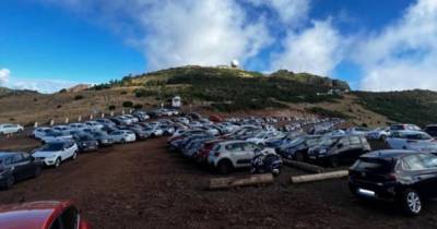 O Pico do Areeiro é um dos locais de visita onde o excesso de viaturas mais se faz sentir.