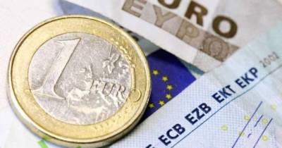 Euro cai e segue abaixo de 1,05 dólares