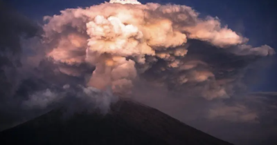 Em causa está a erupção do vulcão Lewotobi Laki-Laki, na ilha das Flores, a cerca de 800 quilómetros a leste de Bali, que provocou na terça-feira uma coluna de cinzas e fumo com nove quilómetros de altura.