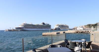 Porto do Funchal com dois navios da linha da CAI e um transatlântico