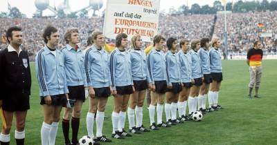 Franz Beckenbauer (o primeiro jogador à esquerda) foi capitão da Seleção da República Federal da Alemanha na conquista do Euro1972.