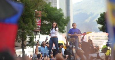 Venezuela: Corina Machado reaparece em manifestação anti-Maduro após quatro meses escondida