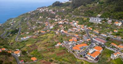 A empreitada, levada a cabo pela empresa Decifratemática, resultou na construção de dez apartamentos de tipologia T2, dez de tipologia T1 e cinco de tipologia T3.