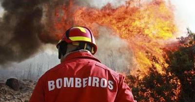 O fogo deflagrou no exterior da empresa Metais Jaime Dias, uma fábrica que trabalha com materiais de sucata.