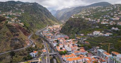 Os Bombeiros Mistos da Ribeira Brava e Ponta do Sol foram acionados para o local.