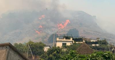 Há cinzas por todo o lado e muito fumo a que dificulta mesmo a permanência no local onde se encontra a reportagem do JM.