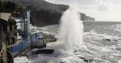 A capitania do Porto do Funchal emitiu hoje um aviso de agitação marítima forte para a orla costeira do arquipélago da Madeira, que está em vigor até às 06:00 de quarta-feira.