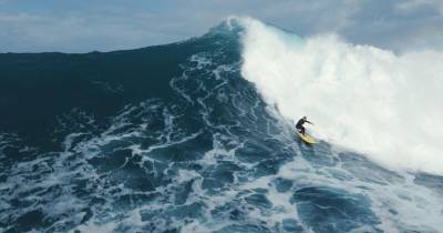 Ondas gigantes fazem as delícias dos surfistas internacionais.