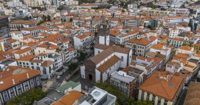 Ambos os estabelecimentos situam-se no Funchal, um dos quais junto à Catedral