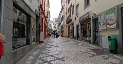 Jovem estrangeiro cai de segundo andar no centro do Funchal