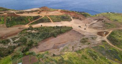 Vista aérea de drone da construção do campo de golfe da Ponta do Pargo.
