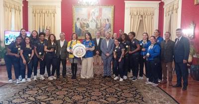 Cristina Pedra e Helena Leal exibem a Supertaça de andebol feminino conquistada em dezembro.