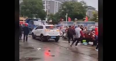 Veículo atropela várias pessoas em frente a escola primária na China (com vídeo)