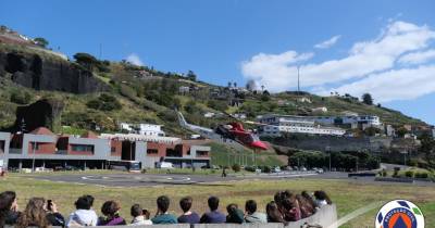 Bombeiros e helicóptero em operação de resgate
