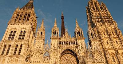 O edifício gótico foi construído em fases sucessivas entre os séculos XIII e XV.