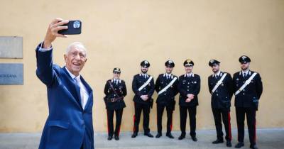 O Presidente da República, Marcelo Rebelo de Sousa, ctira uma selfie com polícias italianos no final da sessão de abertura da Conferência sobre o Estado da União, subordinada ao tema Uma nova era: moldar o futuro através dos valores europeus, no Instituto Universitário Europeu, em Florença, Itália.